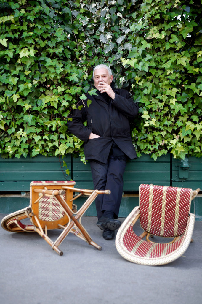 Philippe Sollers sur la place de l'Observatoire, tout près de sa table habituelle à la Closerie des Lilas.