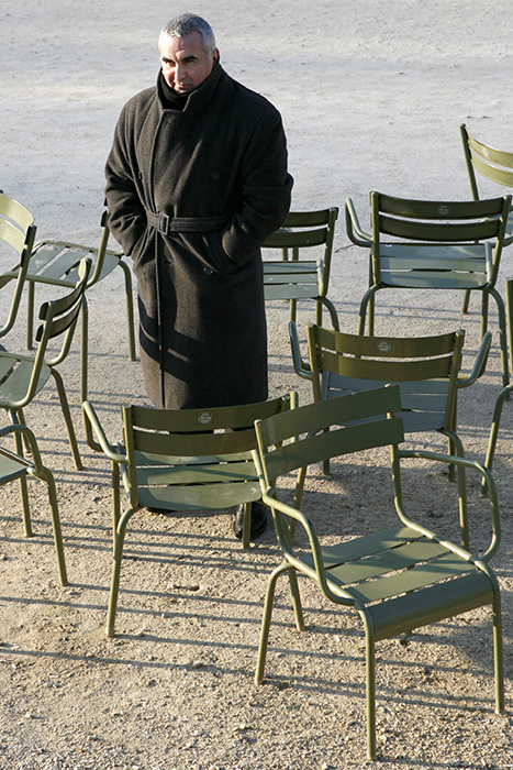 Tonino Bénacquista, écrivain, dans le jardin du Luxembourg, tout près de chez lui.