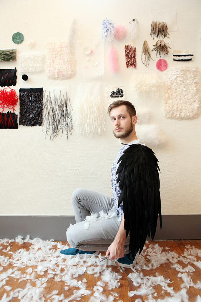 Julien Vermeulen, plumassier, dans son atelier à Paris.