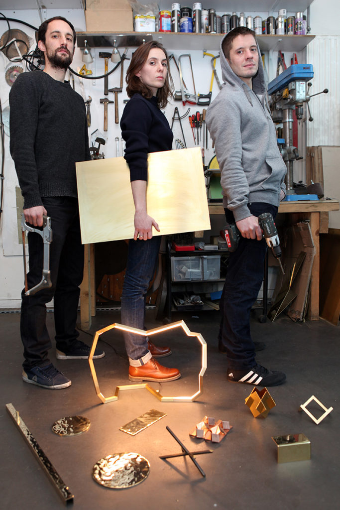 Le trio de sculpteurs Mydriaz dans leur atelier à Paris.